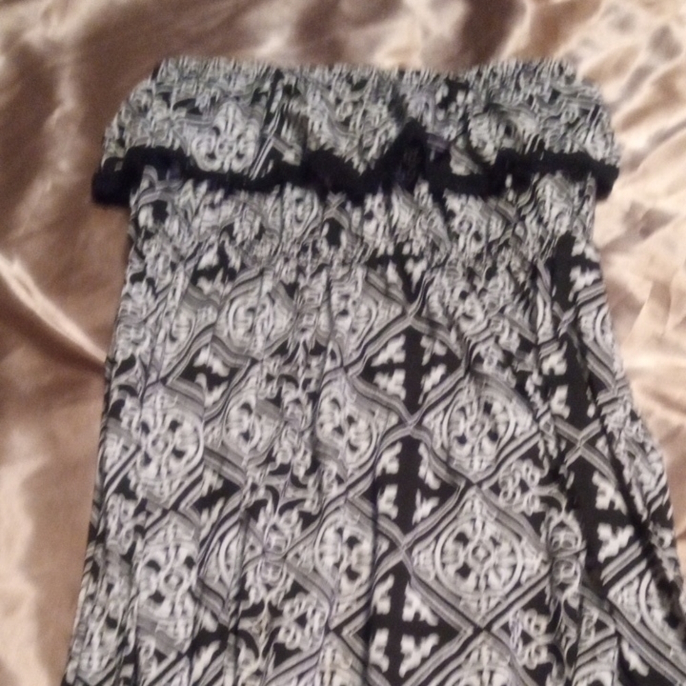 Faded Glory Black and White Off the Shoulder Pleated Sundress - Picture 4 of 6